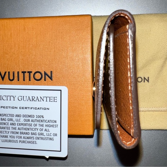 Authentic Louis Vuitton 4 key holder w/ authentication card. - Picture 6 of 10